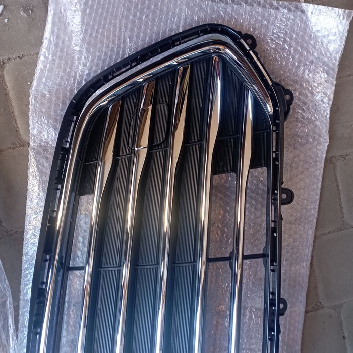 Решітка радіатора гриль нижня Chevrolet Trax 17-22