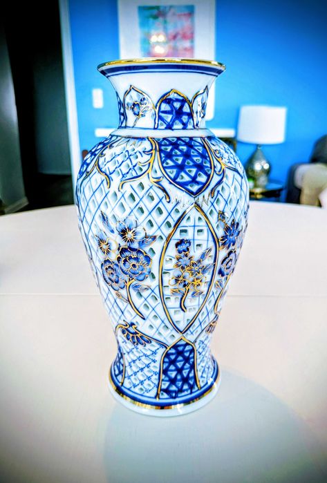 Conjunto de cinco elementos em fina porcelana, tons azul e dourado