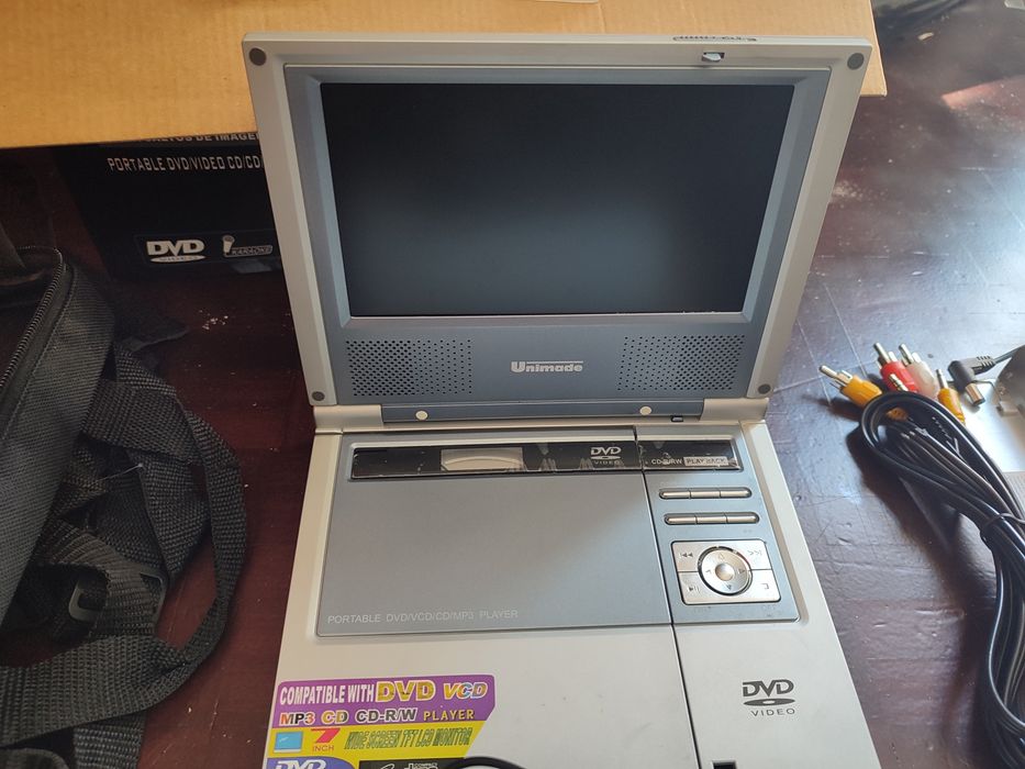 DVD portátil com televisão.