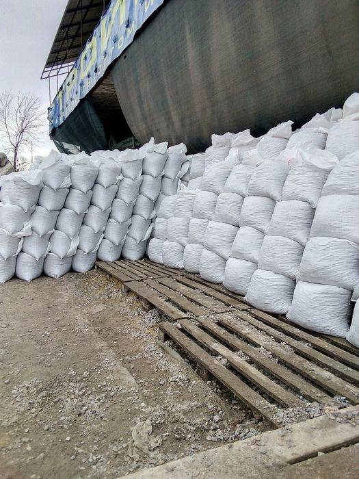 Песок, щебень, керамзит, гранотсев, уголь, чернозем в мешках