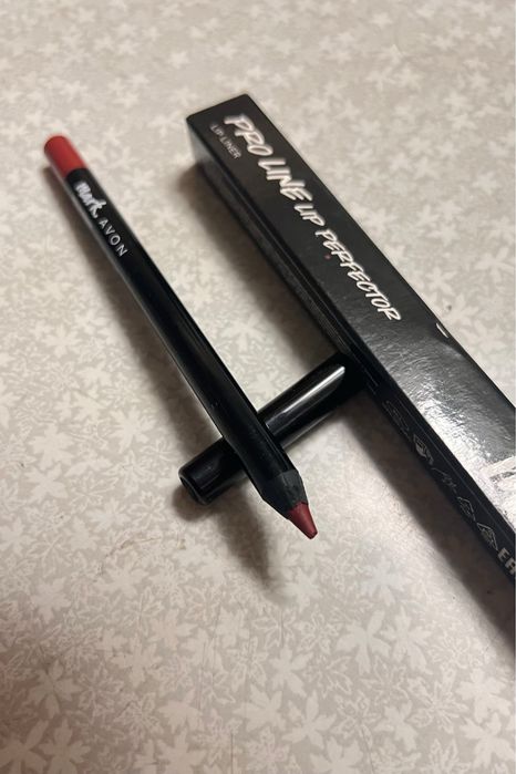 Лайнер для губ “Avon”