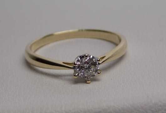 Apart złoty pierścionek z diamentem brylant 0,21 ct.