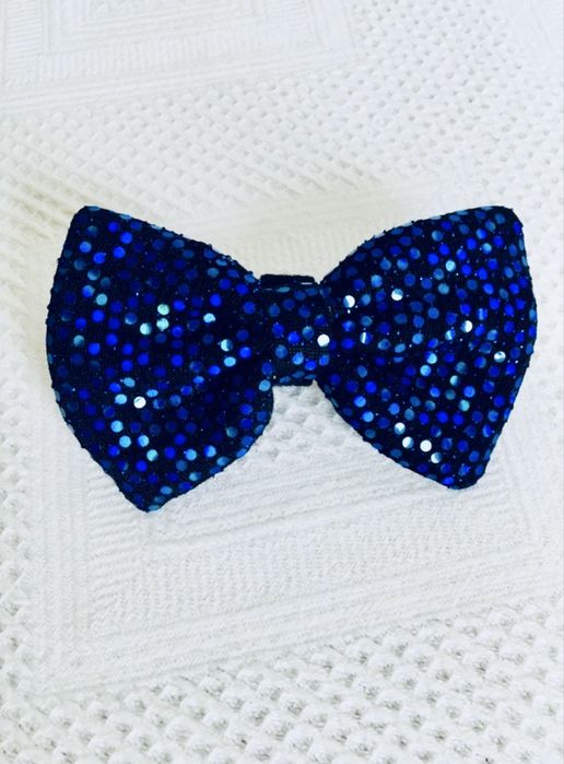 Elegancka brokatowa muszka dla psa marki Psiakrew