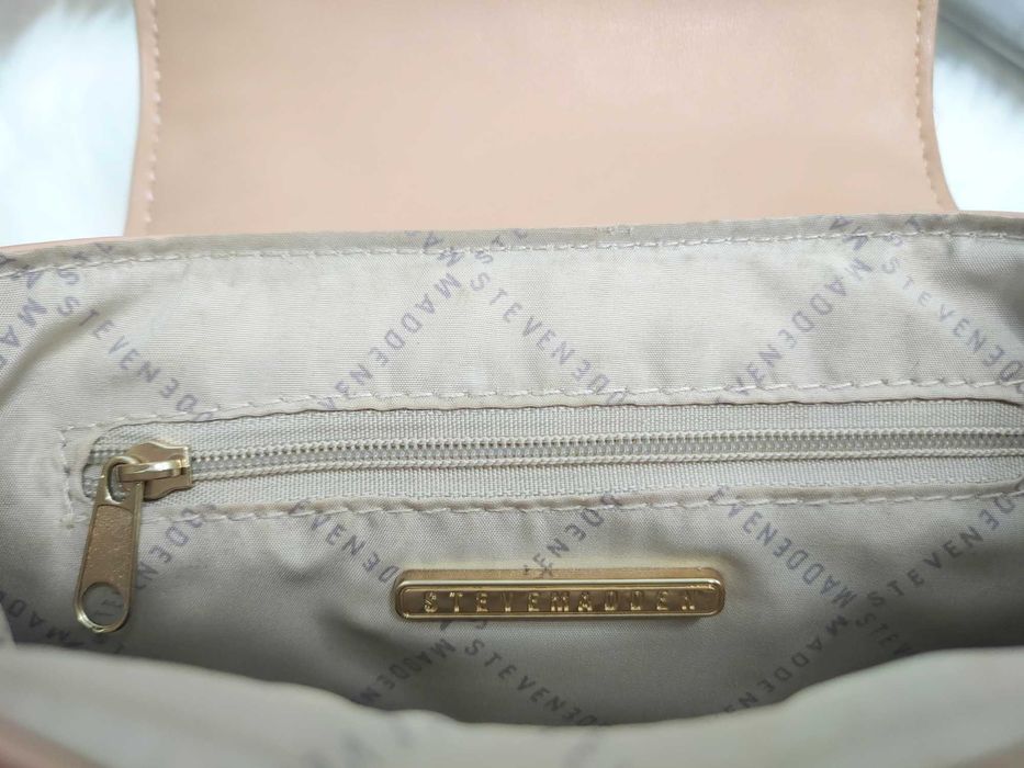 Beżowa torebka kuferek listonoszka złote elementy miejska Steve Madden