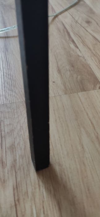 Piękna stylowa lampa na statywie