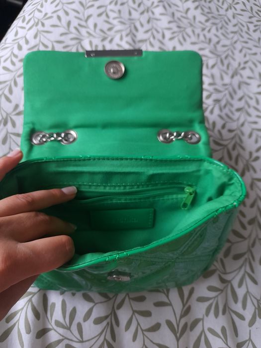 Carteira verde da Bershka