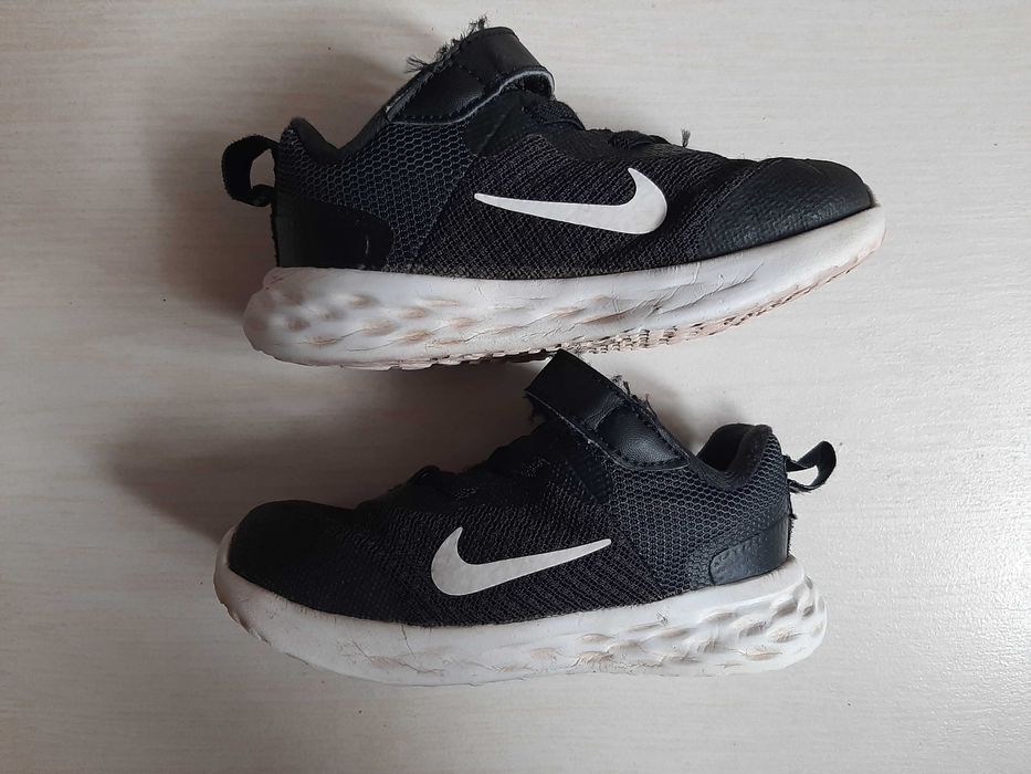 Buty sportowe nike czarne dla chłopca 23,5