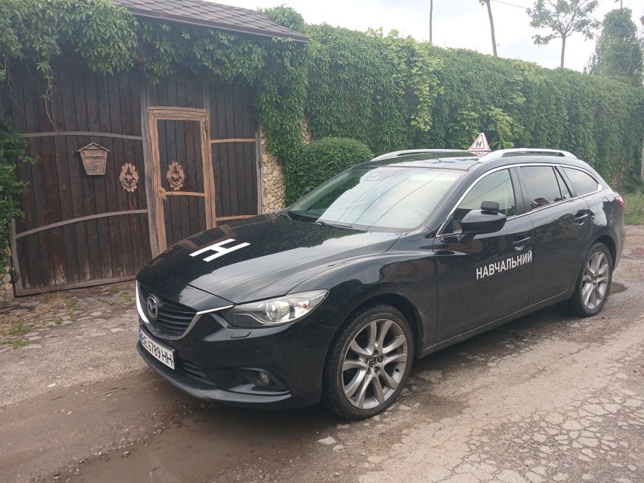 Автоінструктор урокі  водіння категорії  В