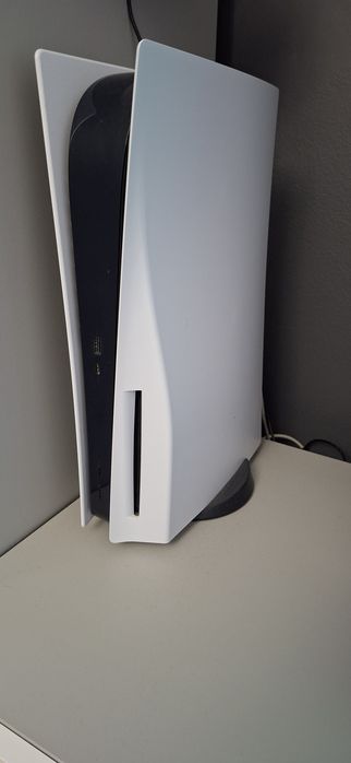 PlayStation 5 z padami i grami