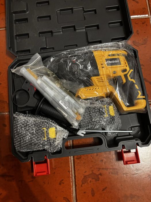 Maquina furar c/martelo Wellwin a bateria + acessorios e brocas