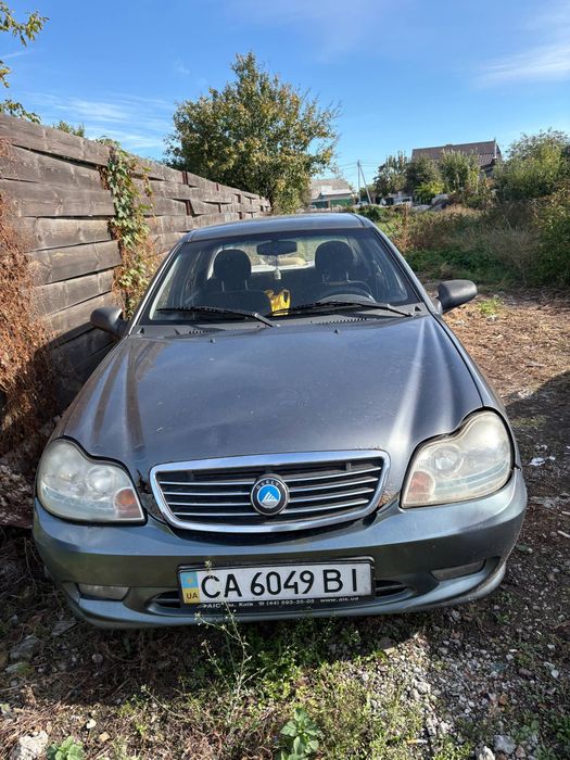 машина geely сірий