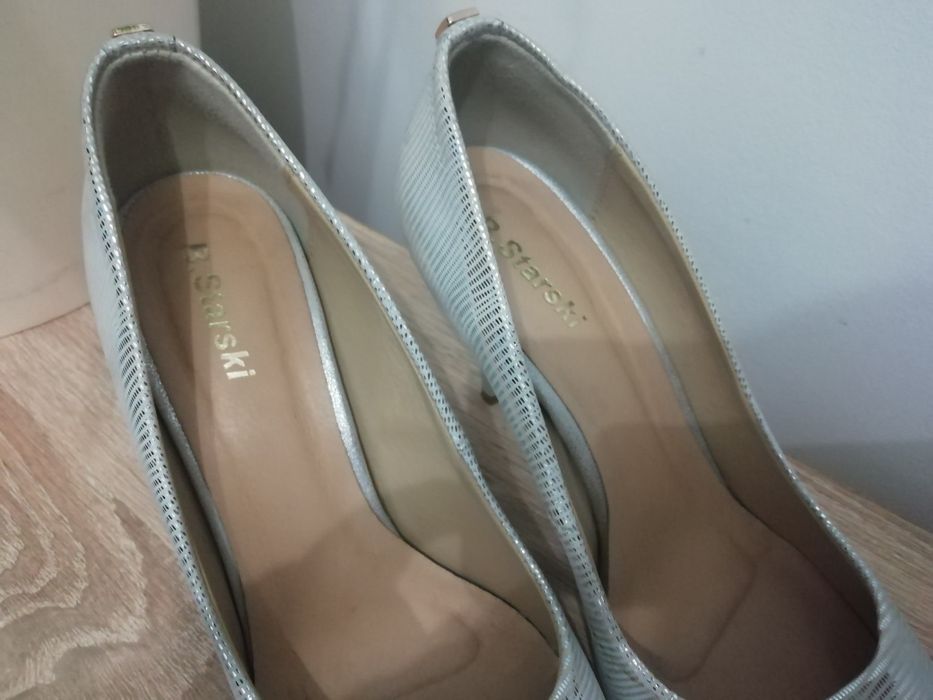 Skórzane srebrne szpilki