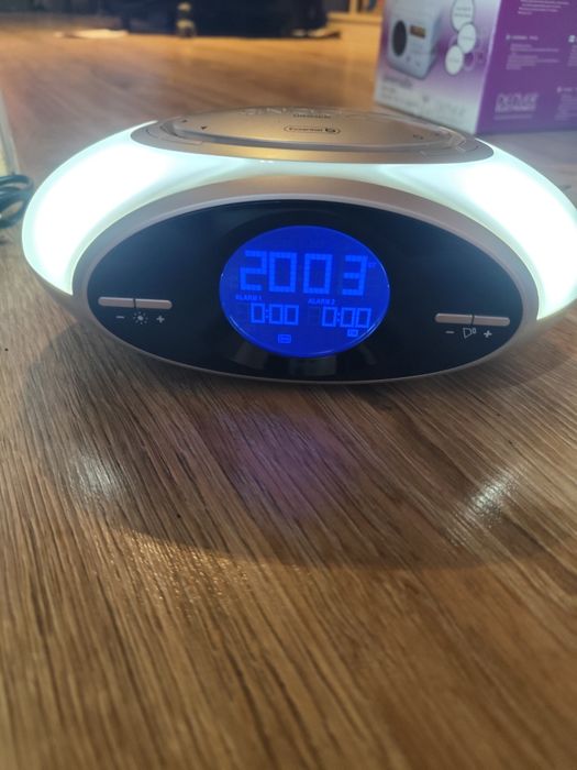 Retro lampka spodek z zegarkiem radio