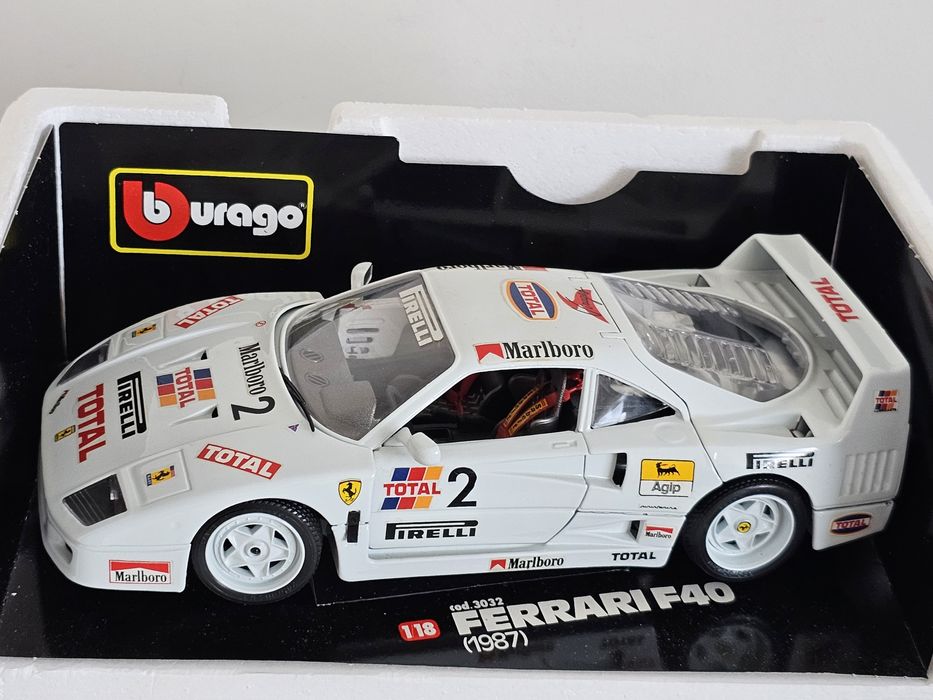 Ferrari f40 z 1987 roku bburago 1/18 wersja sportowa biała