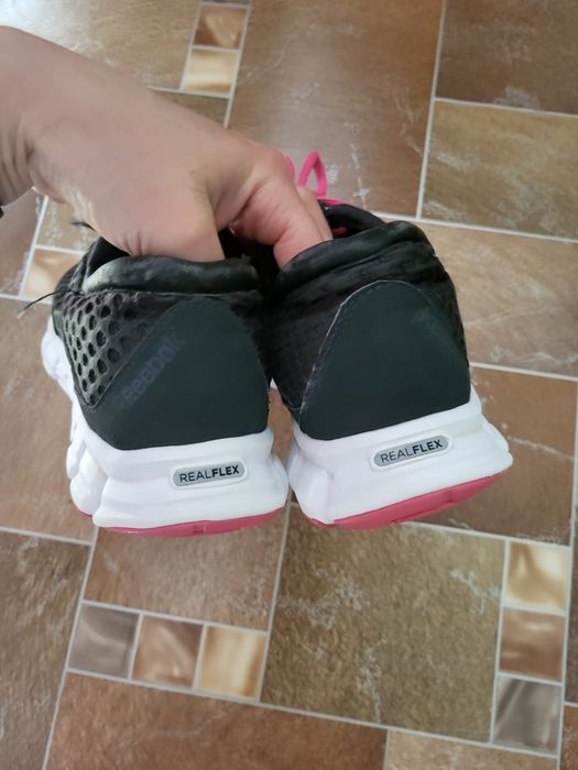 Продам жіночі кросівки reebok