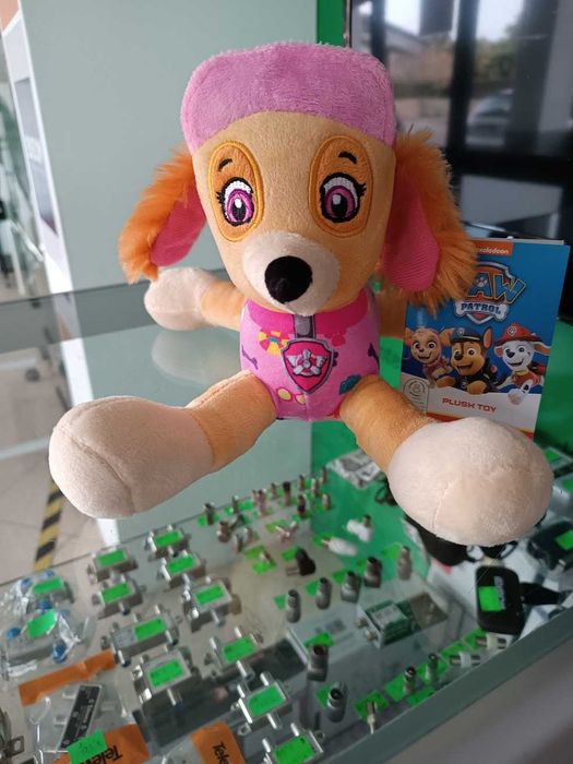 MEGA PREÇO:Peluche Patrulha Pata Skye 30cm deitado