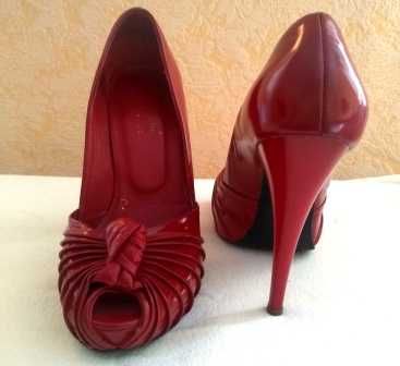 Кожаные туфли , покрытые лаком