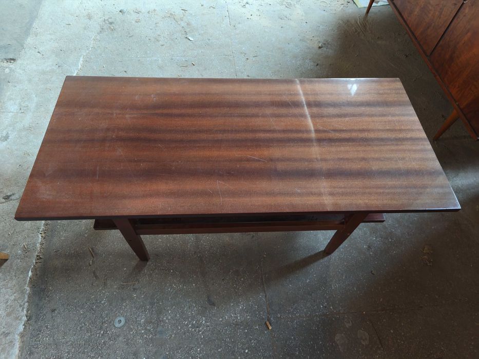 Stary fornirowany stolik kawowy