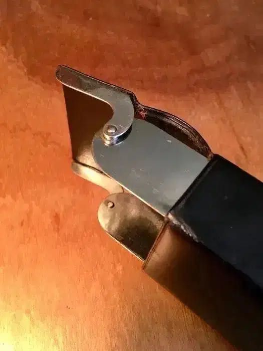 2 CIGARREIRAS - 1 em pele - 1 em metal dourado - anos 70/80