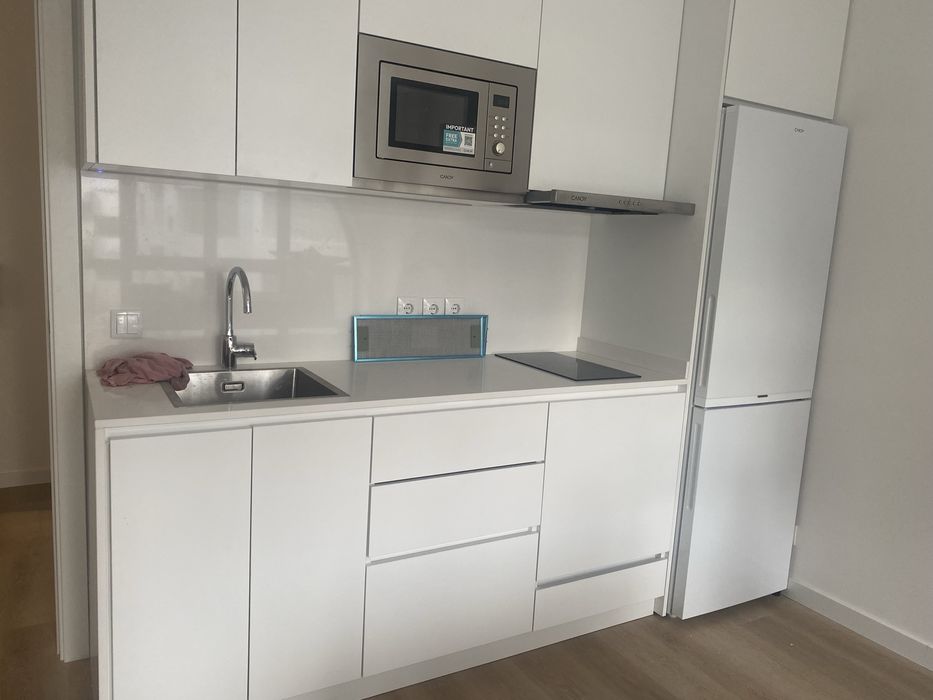 Arrenda-se T1 na Av Marques de Pombal