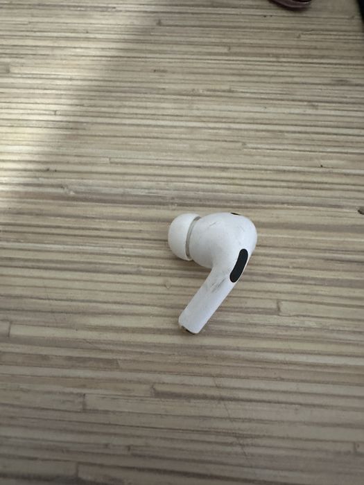 Apple AirPods Pro левый наушник