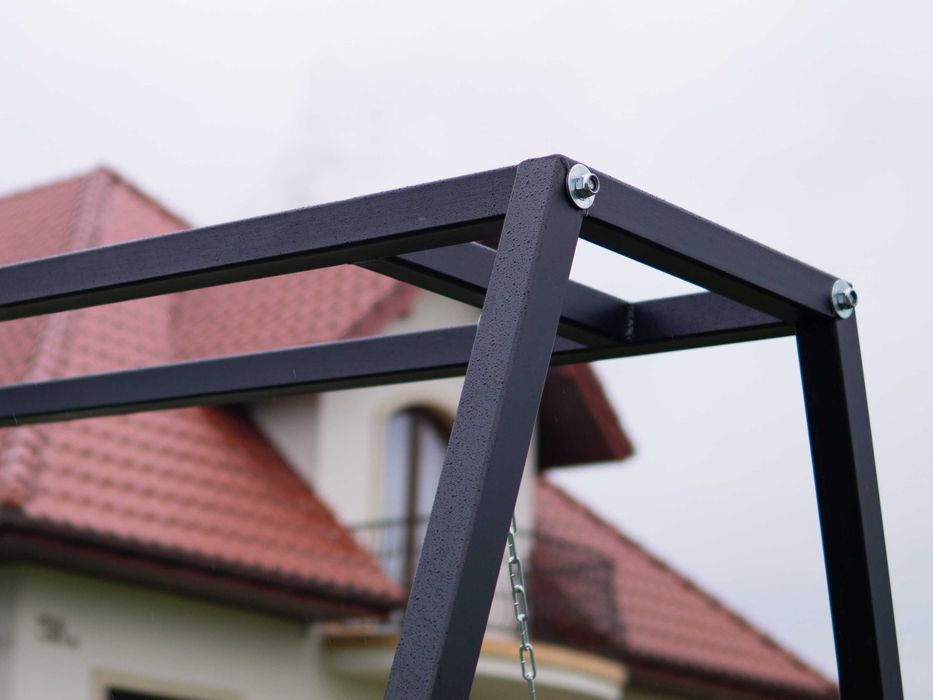 Huśtawka ogrodowa stalowo-drewniana trwała, stabilna, wykonana na lata