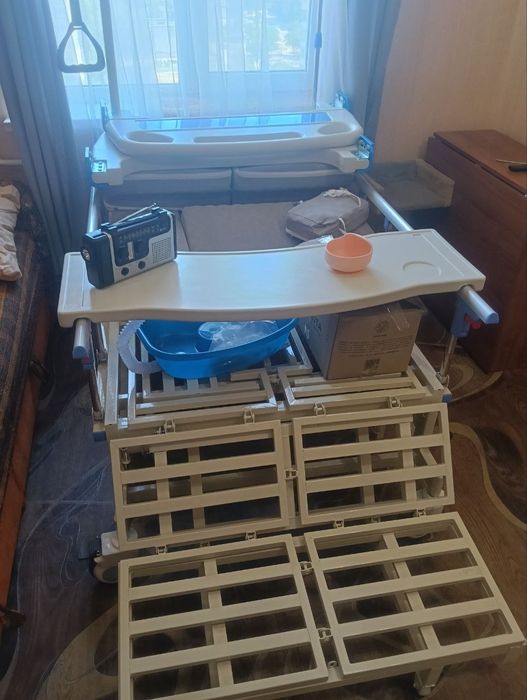 Ліжко для хворого функціональне.