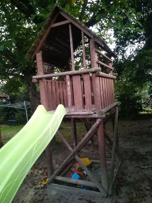 Domek dla dzieci ze zjeżdżalnią 3metry i schodami. Stan dobry