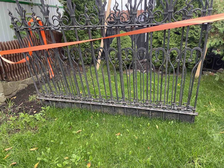 Брама кована з секціями огорожі