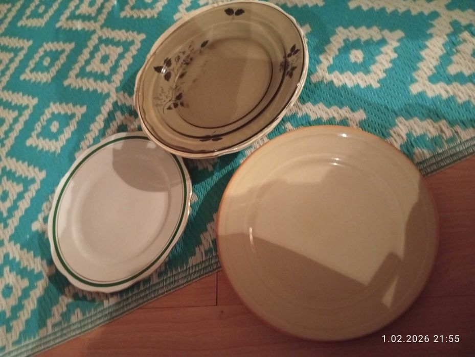 Talerze z kilku kompletów