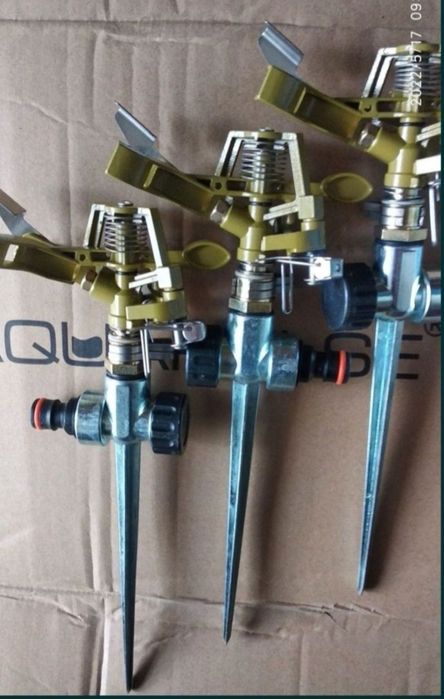 Дождеватель металлический пульсирующий на мет. ножке импульсный