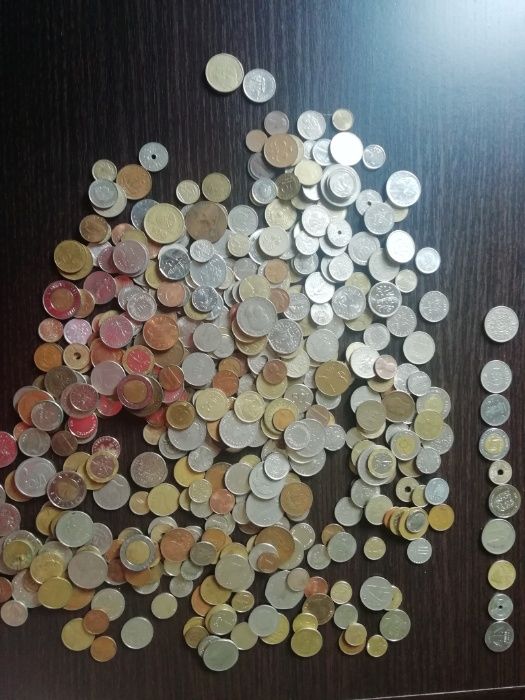 Kolekcja numizmatyczna monet z prawie całego świata