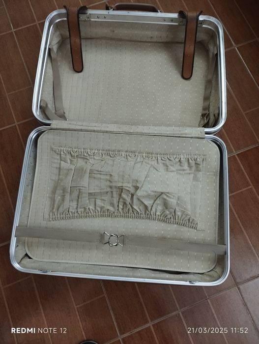 Mala de viagem em pele.