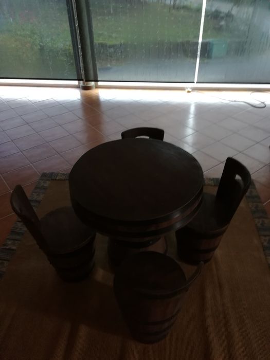 Mesa e cadeiras feita pipos