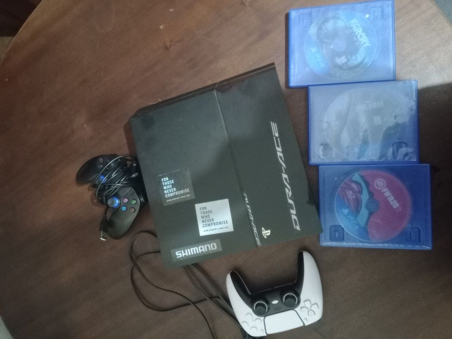PS4 2 comandos e 3 discos para venda