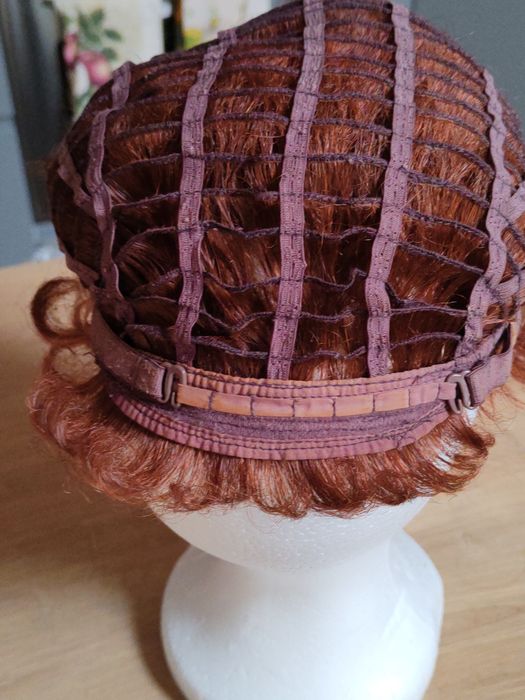 Peruka z włosów syntetycznych