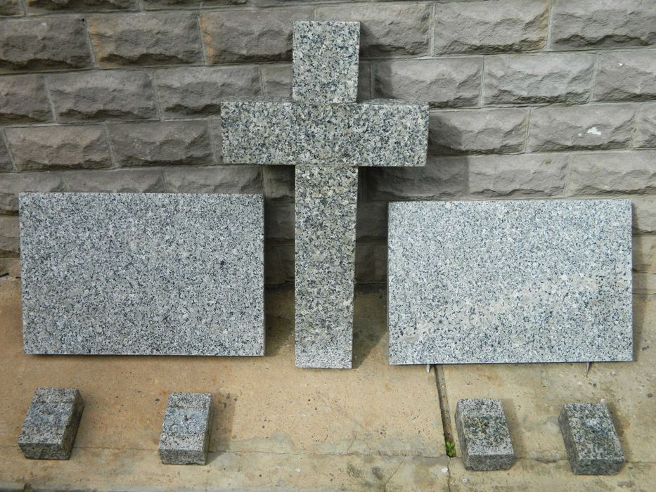 Sprzedam - tablice napisowe, krzyż i wazon.