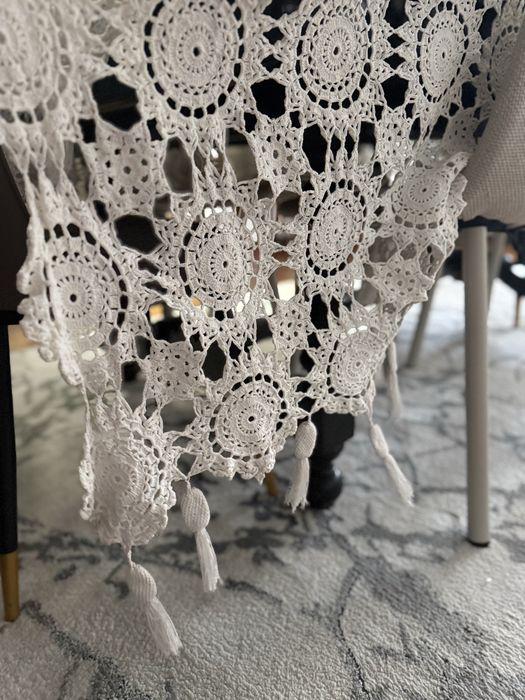 Toalha de mesa de croche - feita a mão
