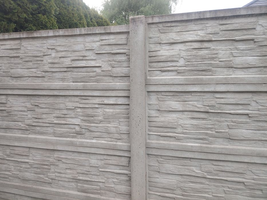 Sprzedam słupki na 4 płyty  i płyty betonowe
