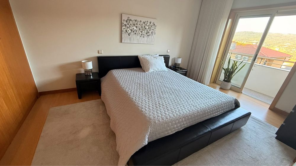 Quarto de casal em muito bom estado sem colchai