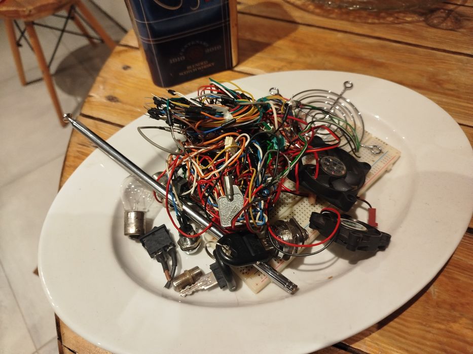 Oporniki, kondensatory, części elektroniczne, mały elektronik