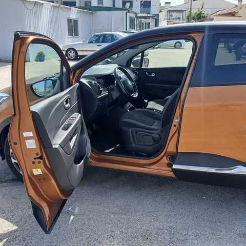 No Stand ACarvalho, apresentamos este Renault Captur 2019 com 105986 km, motor Gasolina  de 90 cv e caixa Manual de 5 velocidades.