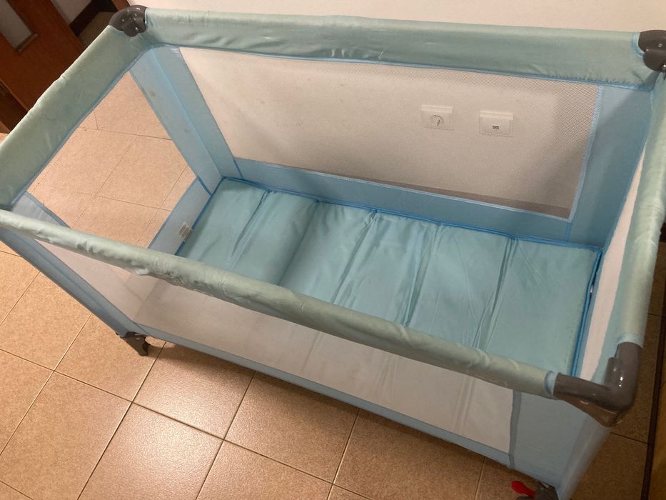 Cama de viagem zippy quase nova
