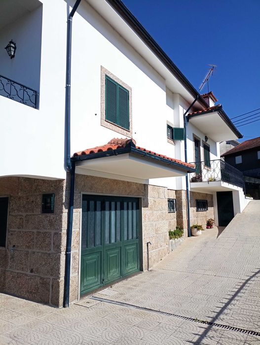 Arrendo casa T3 com salão