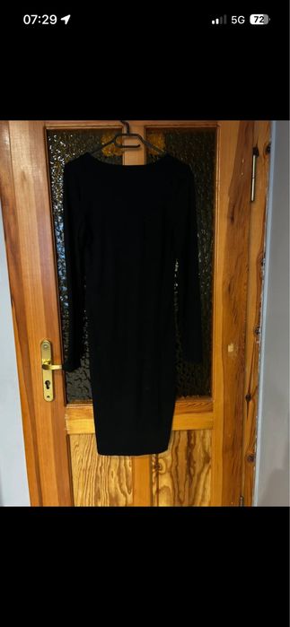 Czarna obcisła sukienka