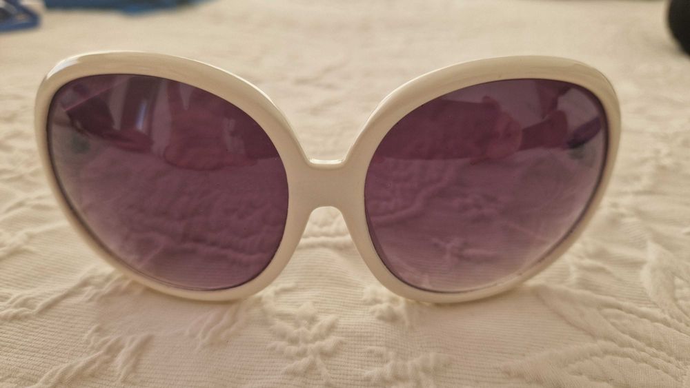 Óculos de sol brancos