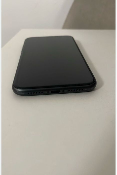 iPhone preto 11 como novo com películas de proteção e capa