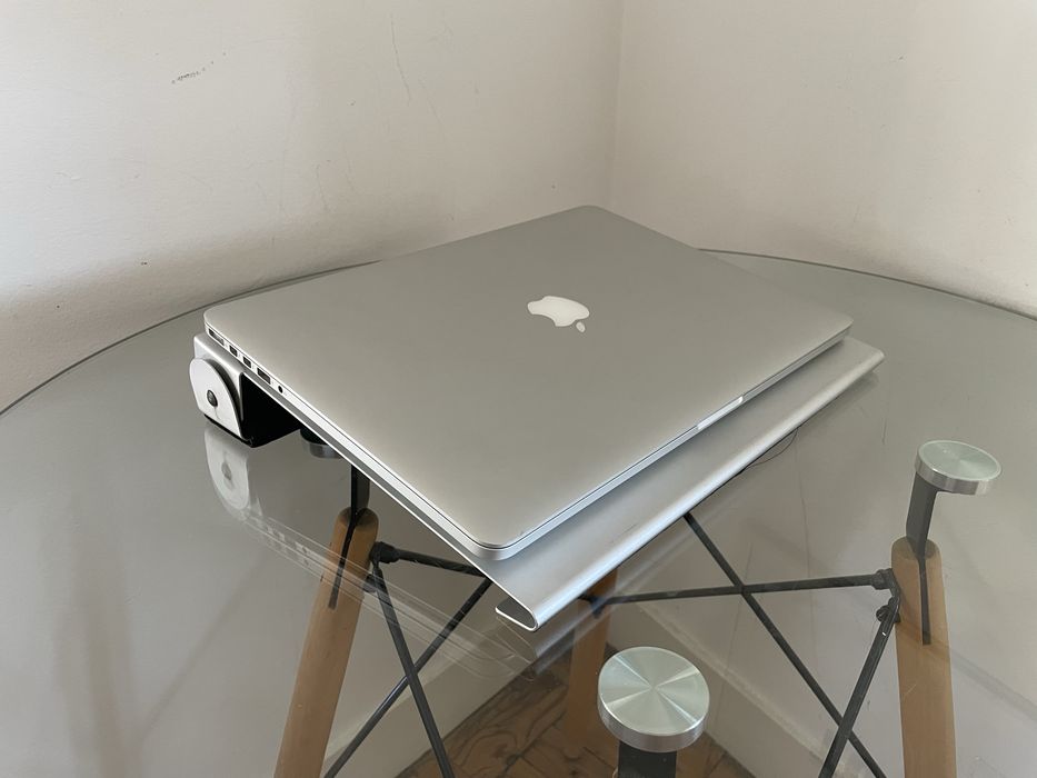 MacBook Pro 15" Retina (i7 / 16GB / 500GB SSD) + Incluído (Rato, Stand, Capa)