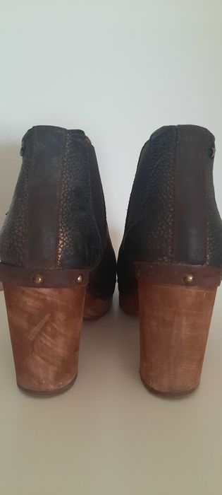 Botas castanhas da Cubanas