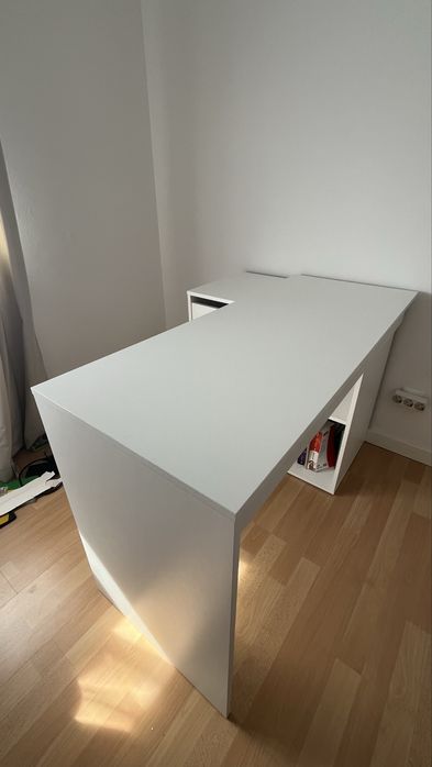 Mesa de escritório branca em bom estado